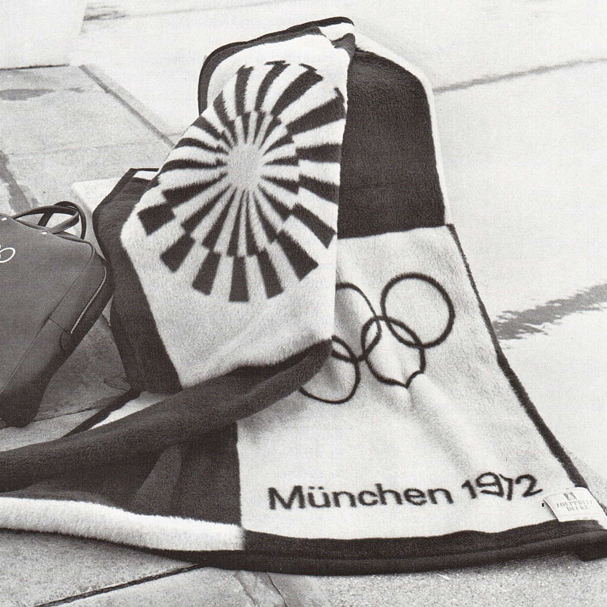 181012_1972_1200x1200px schwarz-weiß Foto der offiziellen Olympia Decke die für das Jahr 1972 von zoeppritz entworfen wurde.